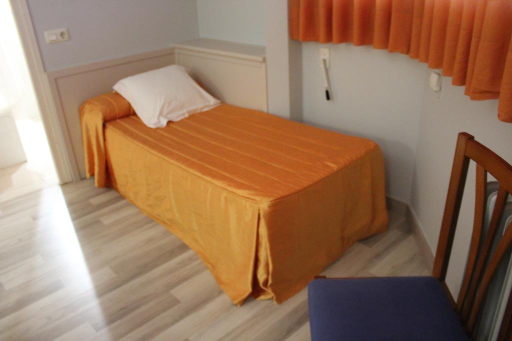 Hostal Montserrat Tona Εξωτερικό φωτογραφία