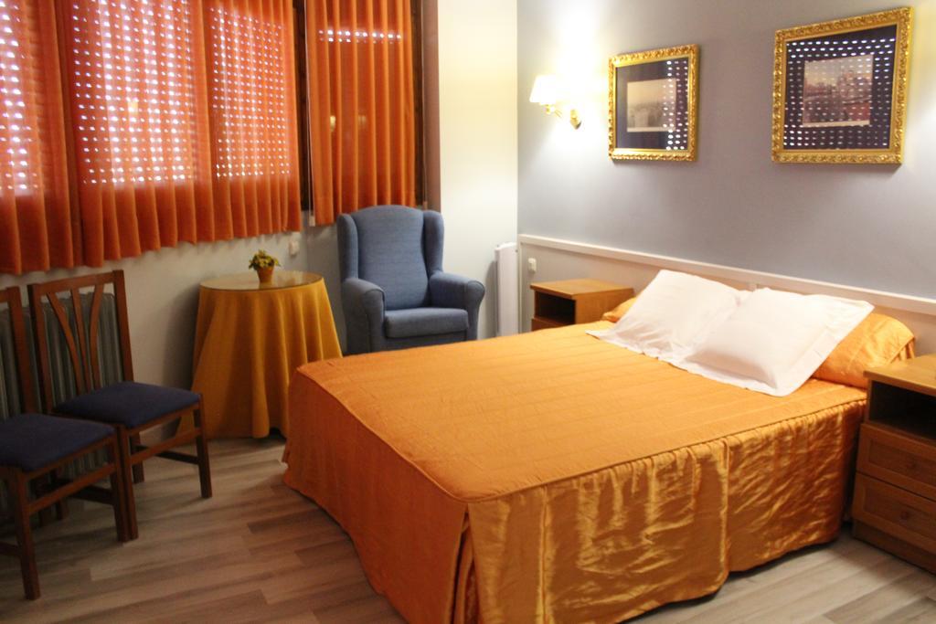 Hostal Montserrat Tona Εξωτερικό φωτογραφία