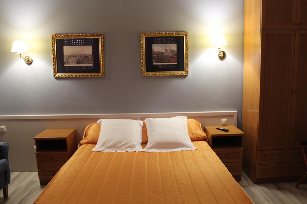 Hostal Montserrat Tona Εξωτερικό φωτογραφία