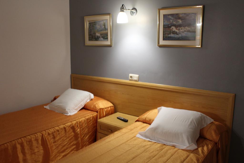Hostal Montserrat Tona Εξωτερικό φωτογραφία