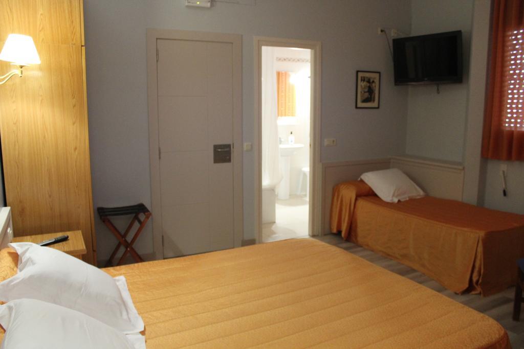 Hostal Montserrat Tona Εξωτερικό φωτογραφία