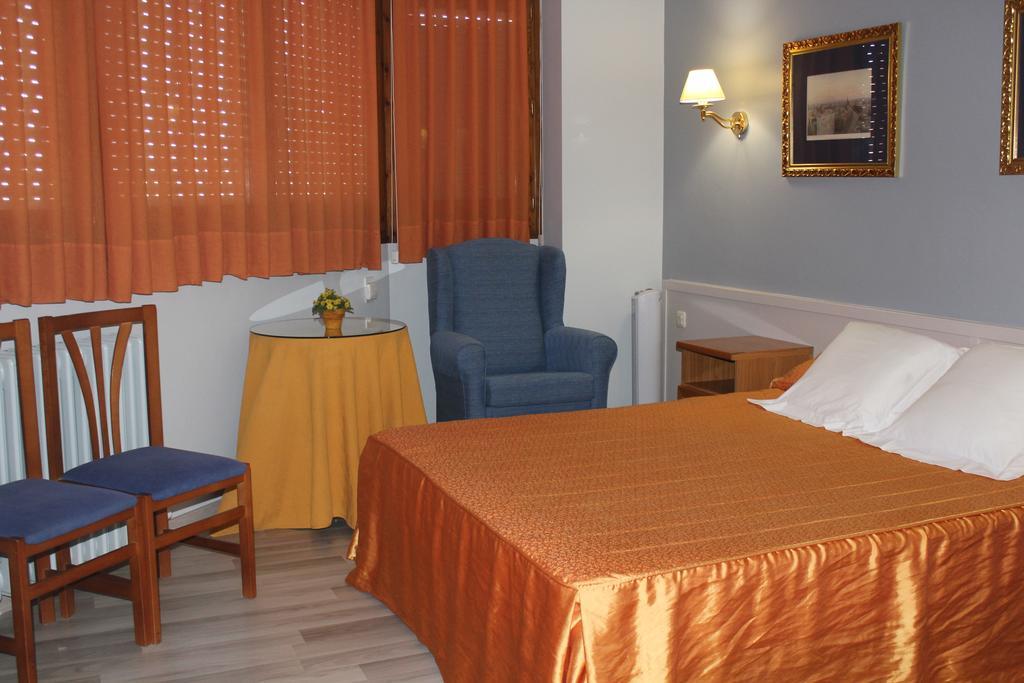 Hostal Montserrat Tona Εξωτερικό φωτογραφία