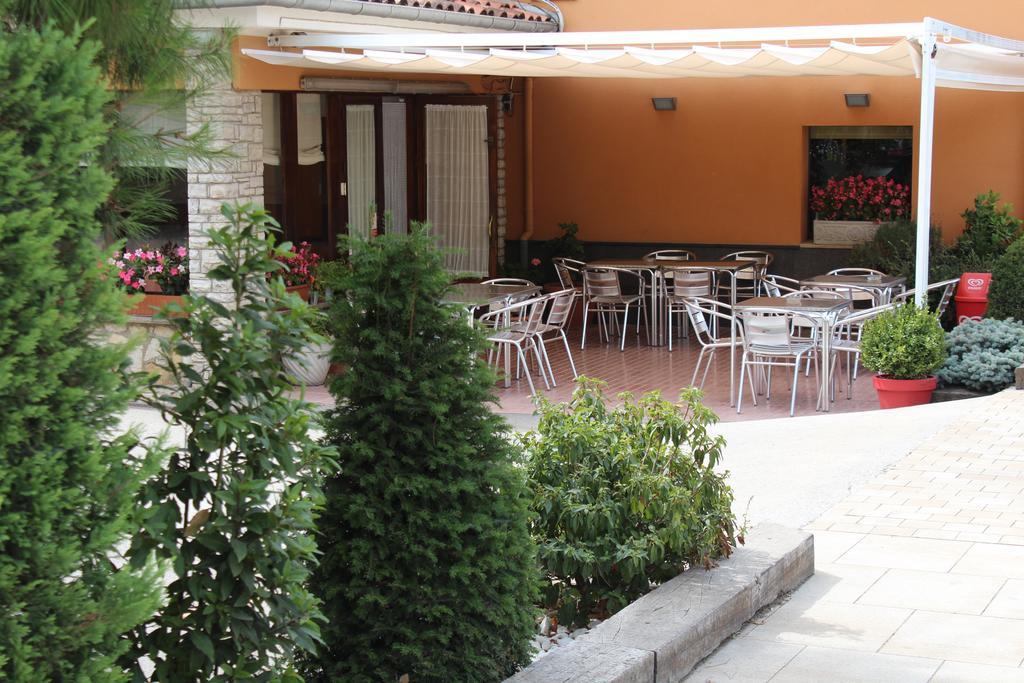 Hostal Montserrat Tona Εξωτερικό φωτογραφία