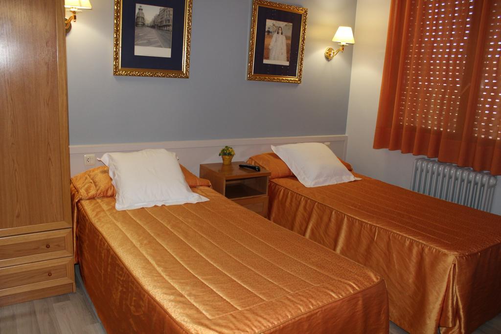 Hostal Montserrat Tona Εξωτερικό φωτογραφία