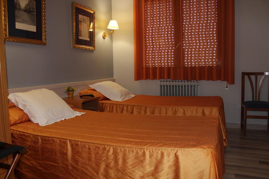 Hostal Montserrat Tona Εξωτερικό φωτογραφία