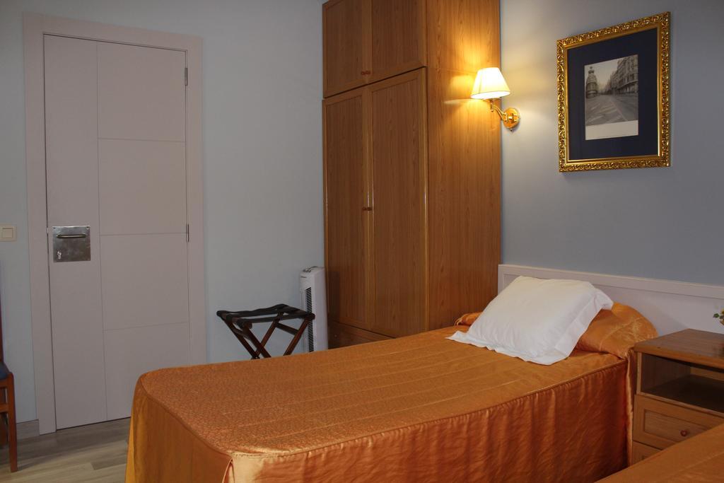 Hostal Montserrat Tona Εξωτερικό φωτογραφία