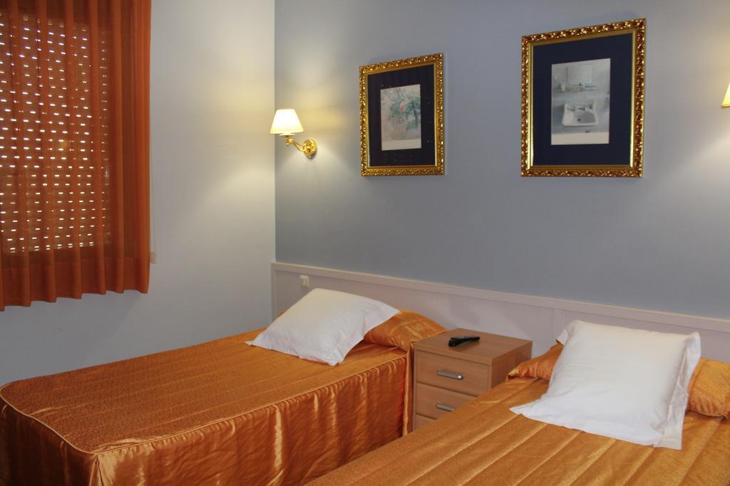 Hostal Montserrat Tona Εξωτερικό φωτογραφία