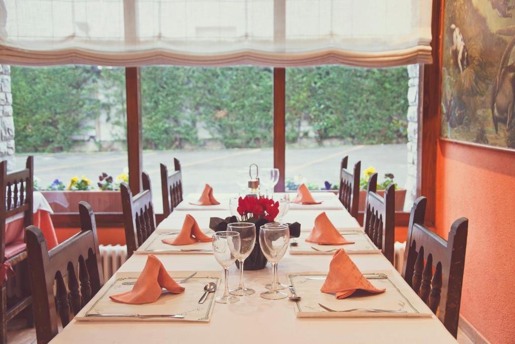 Hostal Montserrat Tona Εξωτερικό φωτογραφία