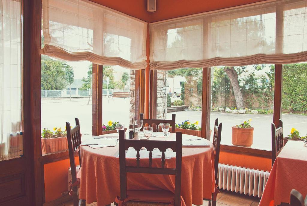 Hostal Montserrat Tona Εξωτερικό φωτογραφία