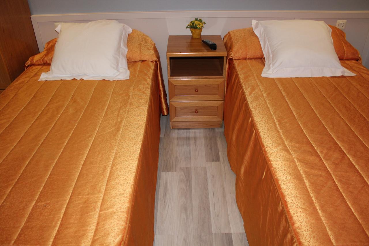 Hostal Montserrat Tona Εξωτερικό φωτογραφία