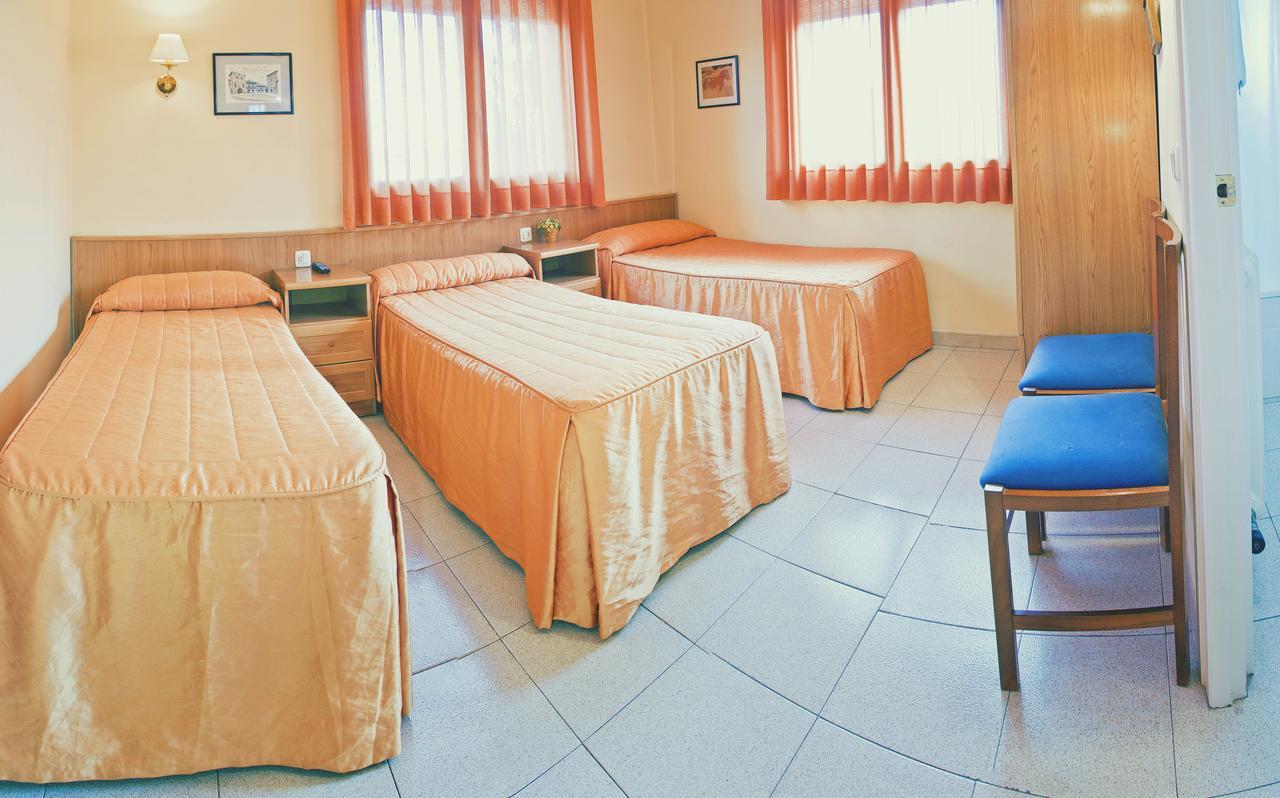 Hostal Montserrat Tona Εξωτερικό φωτογραφία