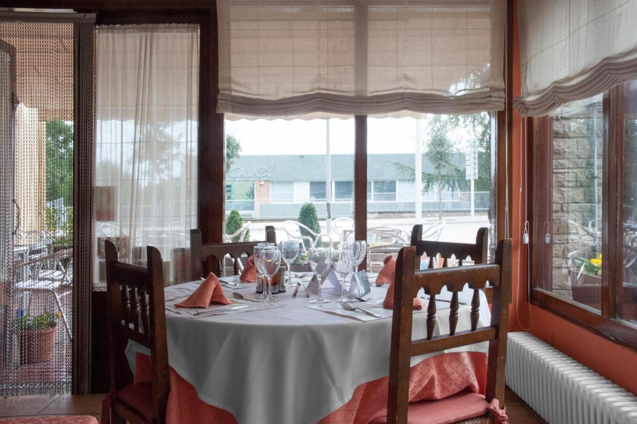 Hostal Montserrat Tona Εξωτερικό φωτογραφία
